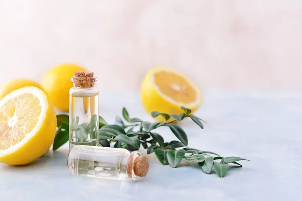 Бутылки Лимонным Эфирным Маслом Столе — стоковое фото