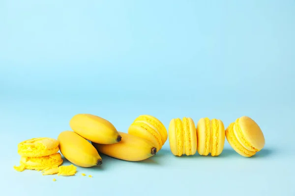 Tasty Macarons Banana Color Background — Stock Photo, Image