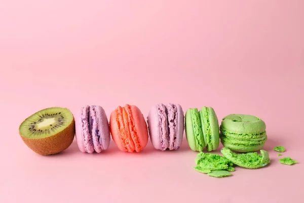Leckere Macarons Mit Kiwi Auf Farbigem Hintergrund — Stockfoto