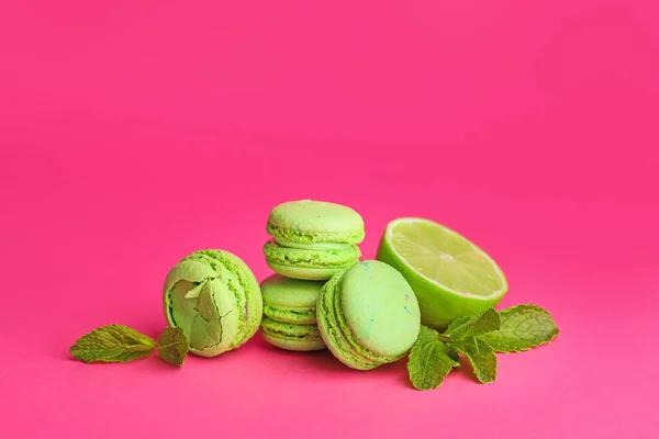 Leckere Macarons Mit Limette Auf Farbigem Hintergrund — Stockfoto
