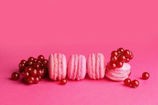 Leckere Macarons Mit Beeren Auf Farbigem Hintergrund — Stockfoto