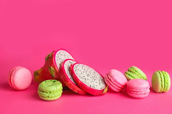 Leckere Macarons Mit Drachenfrüchten Auf Farbigem Hintergrund — Stockfoto