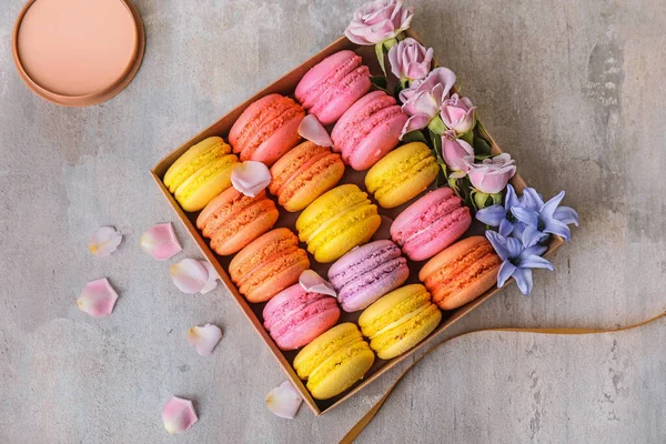 Geschenkbox Mit Leckeren Macarons Auf Dem Tisch — Stockfoto