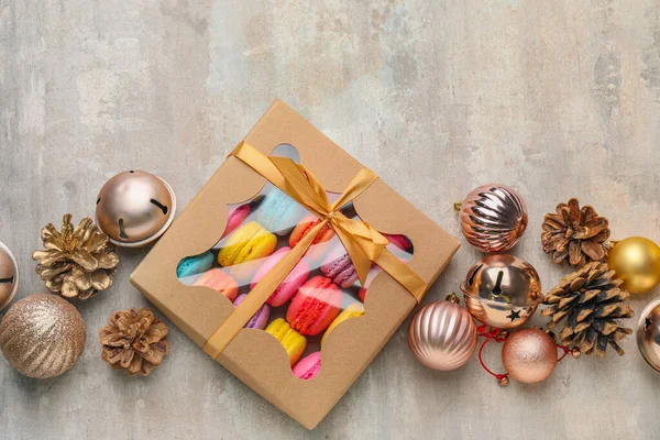 Christmas Decor Tasty Macarons Gift Box Grey Background — Stock Photo, Image