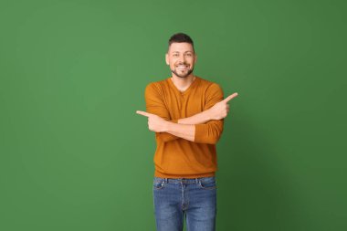 Renkli arka planda farklı yönleri gösteren bir adam. Seçim kavramı