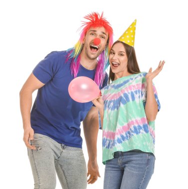 Beyaz arka planda tuhaf kılık değiştirmiş insanlar. 1 Nisan kutlamaları