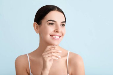 Renkli, sağlıklı cilde sahip güzel genç bir kadın.