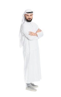 Beyaz arka planda yakışıklı bir Arap.