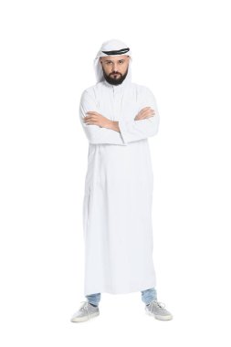 Beyaz arka planda yakışıklı bir Arap.
