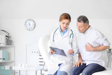 Klinikteki doktoru ziyaret eden olgun bir adam.