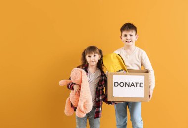 Renkli arka planda bağış yapan küçük çocuklar