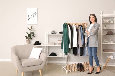 İş yerindeki genç bayan giyim tasarımcısı.