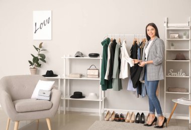 İş yerindeki genç bayan giyim tasarımcısı.