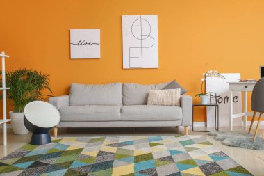 Modern konforlu oturma odasının içi