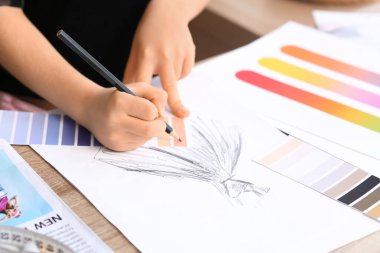 Atölyede çalışan sevimli küçük terzi, yakın plan.