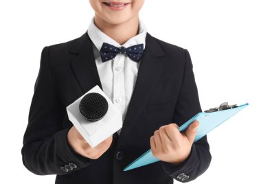 Beyaz arka planda mikrofonu olan küçük gazeteci.