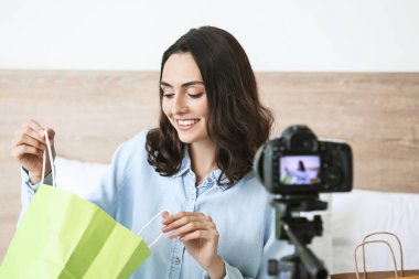 Kadın moda blogcusu evde video kaydediyor