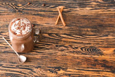 Masada bir kavanoz sıcak çikolata var.