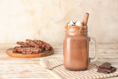 Masada bir kavanoz sıcak çikolata var.