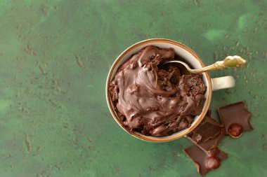 Renkli çikolatalı kek.