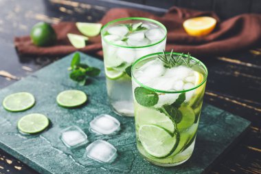 Masada taze limonata bardakları