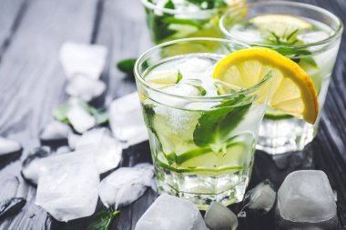 Masada taze limonata bardakları