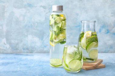 Masada bir bardak taze limonata.