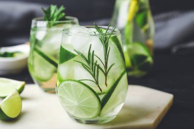 Masada taze limonata bardakları