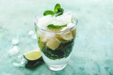 Masada bir bardak taze limonata.