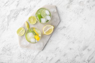 Masada taze limonata bardakları