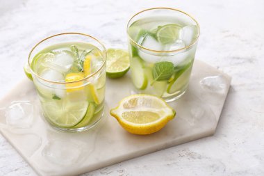 Masada taze limonata bardakları
