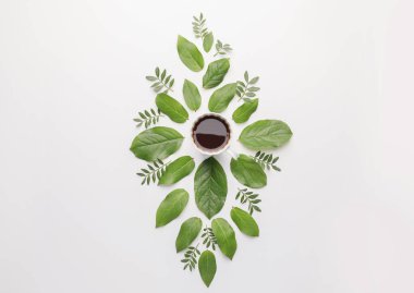 Beyaz arka planda bir fincan kahve ile güzel bir kompozisyon.