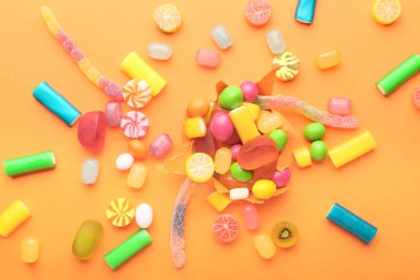 Renk arkaplanındaki tatlı şeker çeşitleri