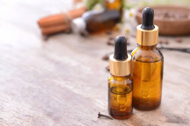 Masada yağlı şişeler var.