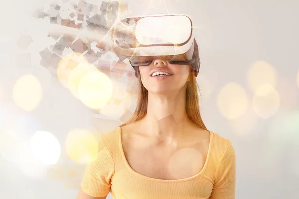 Junge Frau Mit Virtual Reality Brille Auf Hellem Hintergrund — Stockfoto