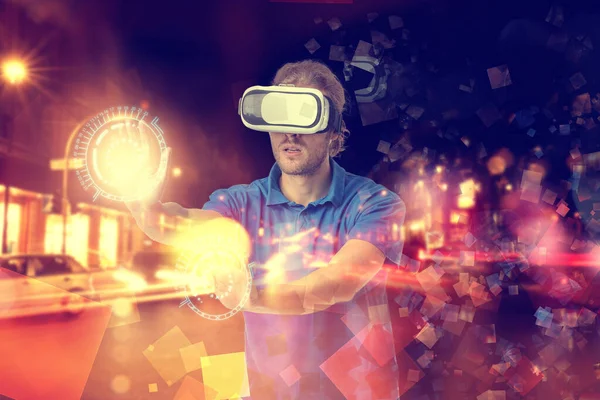 Doppelbelichtung Eines Jungen Mannes Mit Virtual Reality Brille Und Nächtlicher — Stockfoto