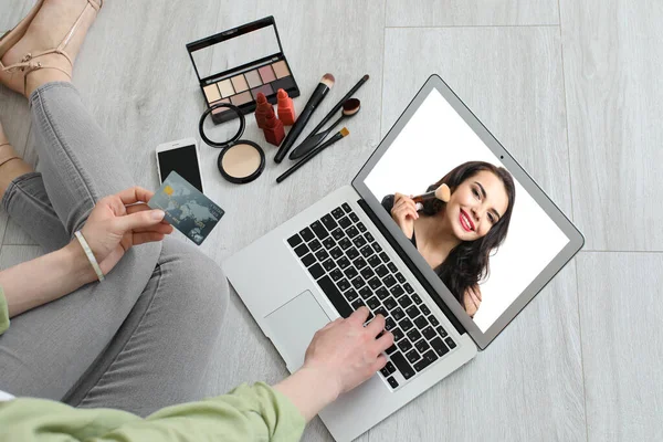 Artista Maquillaje Femenino Con Portátil Casa —  Fotos de Stock