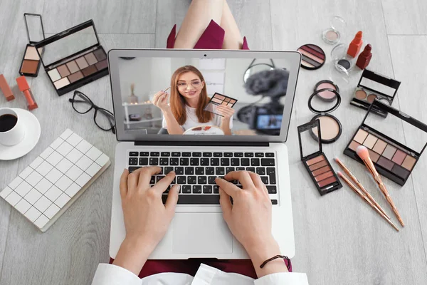 Artista Maquillaje Femenino Con Portátil Casa —  Fotos de Stock