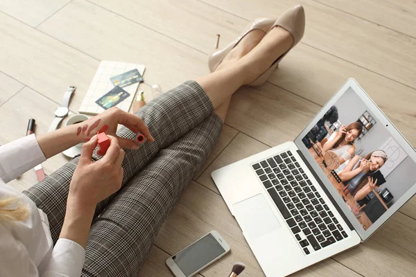 Artista Maquiagem Feminina Com Laptop Casa — Fotografia de Stock