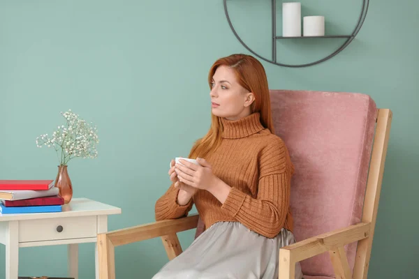Evdeki Koltukta Oturmuş Kahve Içen Güzel Bir Kadın — Stok fotoğraf