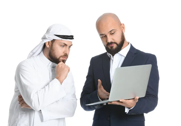 Arab Jego Partner Biznesowy Laptopem Białym Tle — Zdjęcie stockowe