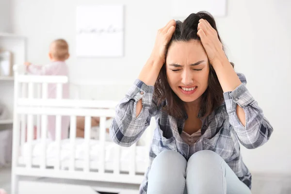 Ung Kvinna Som Lider Depression Efter Födseln Hemmet — Stockfoto