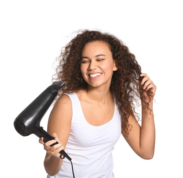 Linda Jovem Afro Americana Com Secador Cabelo Fundo Branco — Fotografia de Stock