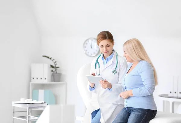 Mulher Madura Visitando Médico Clínica — Fotografia de Stock