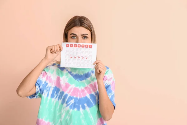 Mujer Joven Con Calendario Menstrual Sobre Fondo Color — Foto de Stock