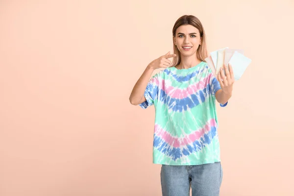 Junge Frau Mit Menstruationspolstern Auf Farbigem Hintergrund — Stockfoto
