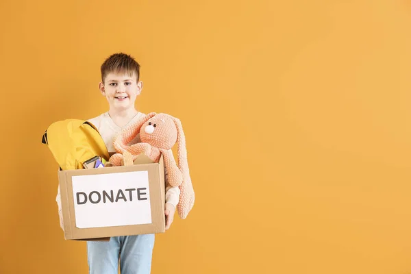 Niño Pequeño Con Donaciones Sobre Fondo Color — Foto de Stock
