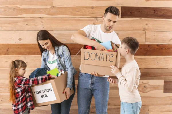 Vrijwilligers Met Donaties Voor Wezen Kleine Kinderen Houten Achtergrond — Stockfoto