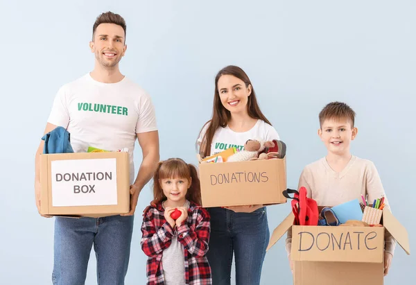 Voluntarios Con Donaciones Para Huérfanos Sobre Fondo Color —  Fotos de Stock
