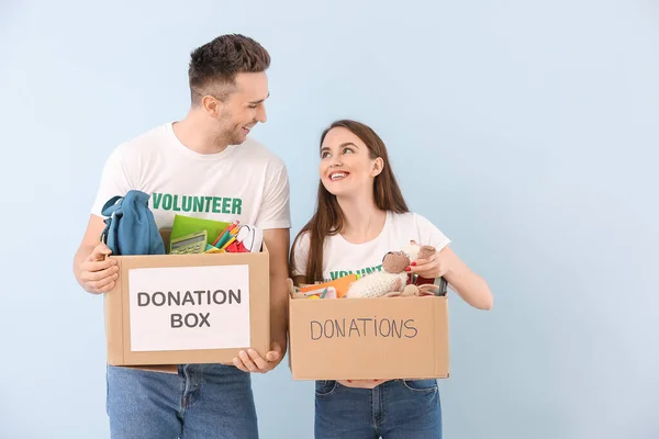 Voluntarios Con Donaciones Para Huérfanos Sobre Fondo Color —  Fotos de Stock